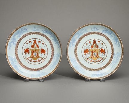 Paire de soucoupes chinoises en porcelaine armorié