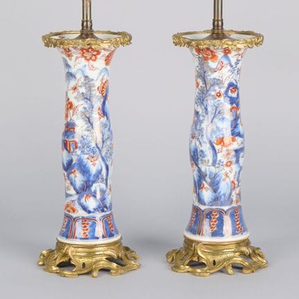 Ein Paar früher chinesischer Imari-Porzellanvasen 