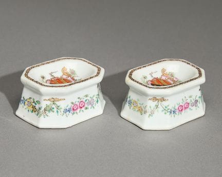 Paire de salières chinoises en porcelaine armoriée