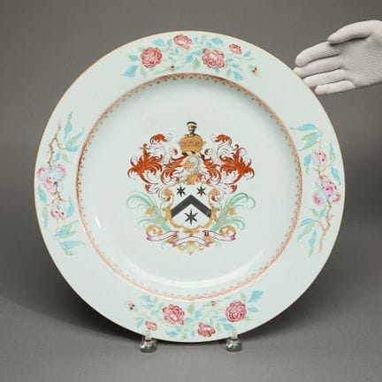 Assiette d'apparat en porcelaine chinoise d'export