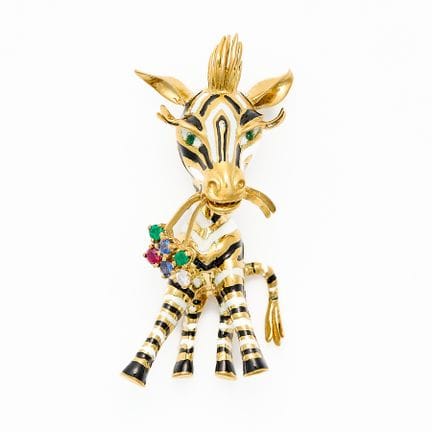 意大利莫巴（Moba）。18K黄金与掐丝珐琅胸针，呈斑马与花卉造型。花卉部分镶嵌祖母绿、蓝宝石、红宝