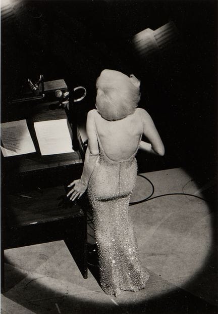 比尔·雷（美国，1936-2020）。银盐相纸照片，题为《玛丽莲·梦露为肯尼迪总统唱〈生日快乐〉，1