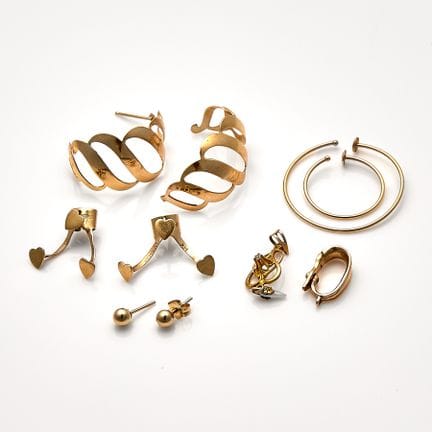一组各类黄金首饰，包括两枚圈形全鼻环，标有14k。一对断裂的圈形耳环，标有14k；一个带铰链的吊环，