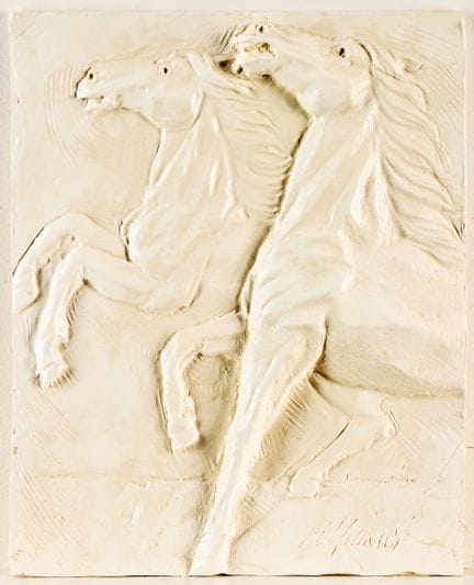比尔·麦克（美国，生于1944年）。石膏雕塑壁饰，描绘了两匹疾驰或扬蹄的马。右下角刻有签名。高：12