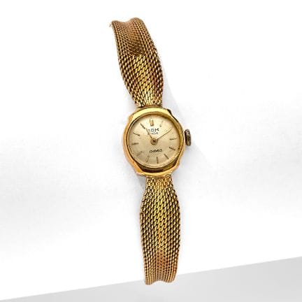 DOM Geneve 18k黄金女士机械表，圆形金表壳，配斜线时标。搭配丝带式网状表链和折叠表扣。 