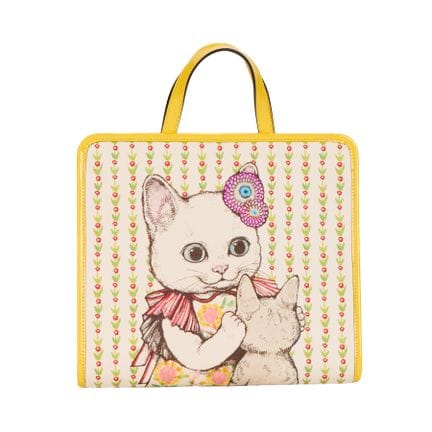 Gucci x Yuko Higuchi 奶油色帆布包，饰有花卉图案和黄色漆皮镶边。包身一侧印有日本