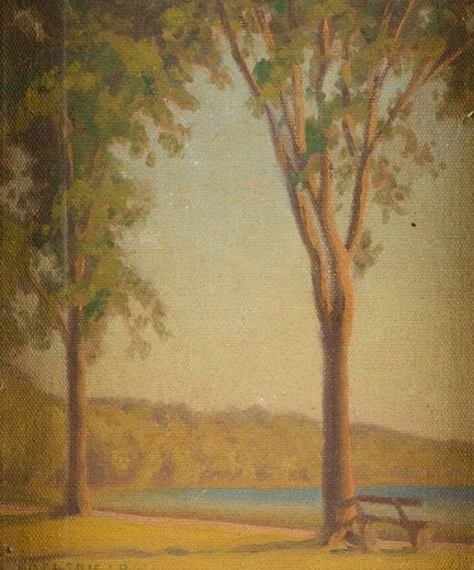 弗雷德里克·卡尔霍恩（美国，1883-1956）。木板油画，描绘了水边一棵高大树木旁的一张公园长椅。