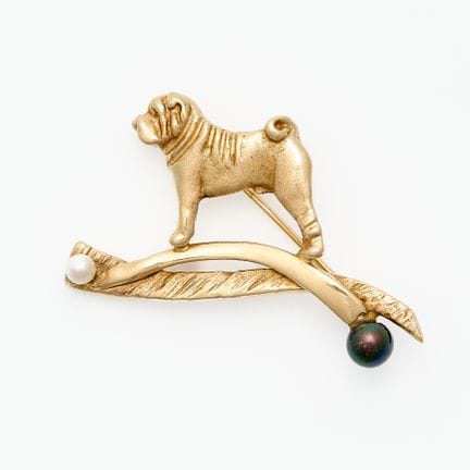 14K黄金沙皮犬胸针，配有两颗小珍珠作为点缀。背面刻有“14K”字样。此外还刻有“14K”字样及14