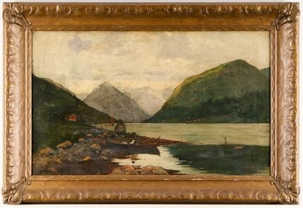 汉斯·达尔（挪威，1849-1937）。一幅描绘峡湾风景的布面油画。画面中，一艘木制划艇停靠在岩石海
