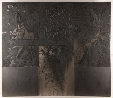 一幅以抽象颜料和沙子为媒介的布面油画，描绘了深色单色色块。画面以鲜明的矩形构图为主，其中布满富有表现