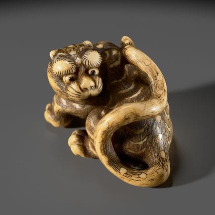 Ɏ UN MAGNÍFICO NETSUKE DE MARFIL DE LA ESCUELA DE 