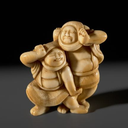 Ɏ UN NETSUKE DE MARFIL MUY RARO REPRESENTANDO A DO