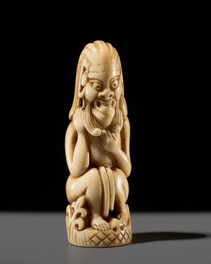 Ɏ UN RARO NETSUKE DE MARFIL REPRESENTANDO A UN DEM