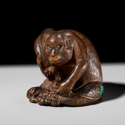 UN IMPRESIONANTE, GRANDE Y ESCASO NETSUKE DE MADER