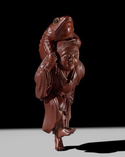 UN MAGNÍFICO Y GRANDE NETSUKE DE MADERA DE GAMA SE