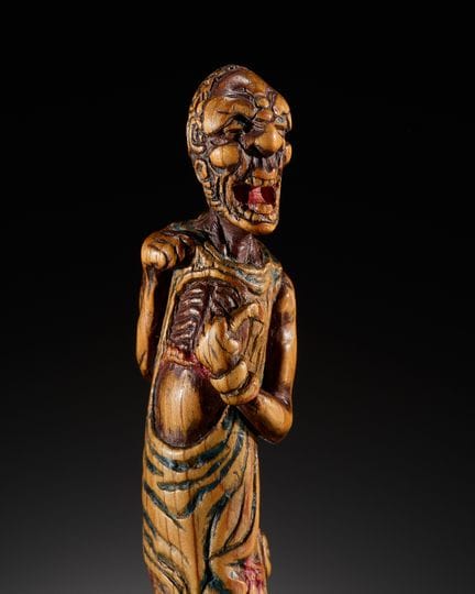 UN NETSUKE SAISHIKI IMPONENTE Y DE GRANDES DIMENSI