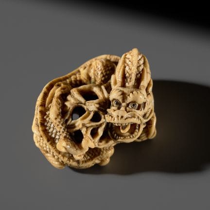 Ɏ UN IMPACTANTE NETSUKE DE MARFIL DE LA ESCUELA DE