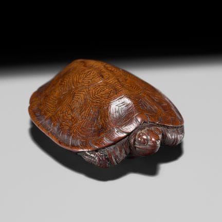 UN NETSUKE DE MADERA, DE GRAN CALIDAD Y ESTILO NAT