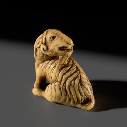 Ɏ UN MAGNÍFICO NETSUKE DE MARFIL REPRESENTANDO UNA
