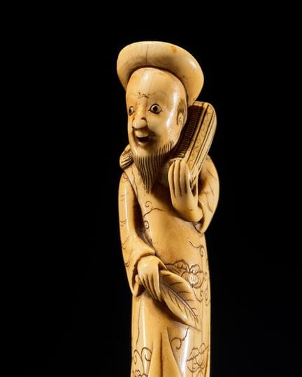 Ɏ UN RARO NETSUKE ALTO DE MARFIL QUE REPRESENTA A 