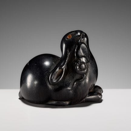 UN ENCANTADOR Y ESCASO NETSUKE DE MADERA DE ÉBANO 