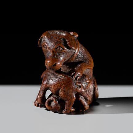 重门：一件珍稀的木制根付，刻画一只母狗与两只幼犬
重门作，署名“重门”

日本，19
世纪早期，江户