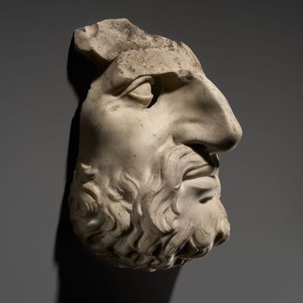 FRAMMENTO DI TESTA MASCHILE IN MARMO BIANCO ROMANO