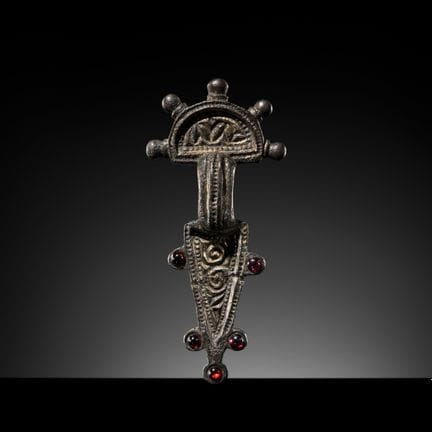 UNA BELLISSIMA FIBULA MEROVINGIA IN BRONZO CON INT