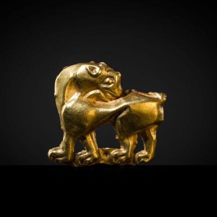 RARO ORNAMENTO DA ABITO SCITICO IN ORO RAPPRESENTA