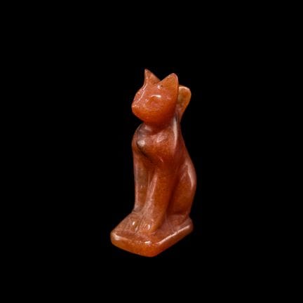 UNE AMULETTE EN CORNALLE REPRÉSENTANT UN « CHAT »,