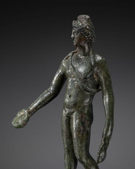 STATUETTA ROMANA IN BRONZO DI APOLLO CON PATERA E 