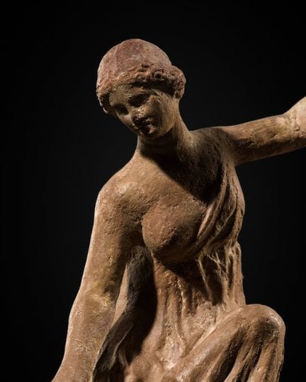 FIGURINE GRECQUE EN TERRE CUITE REPRÉSENTANT APHRO