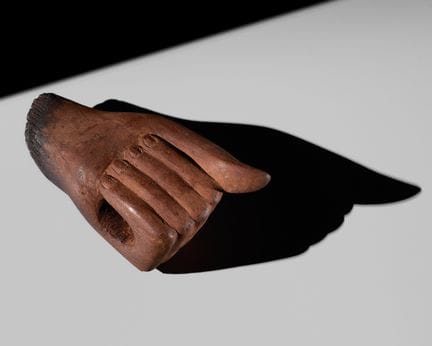 UNA RARA MANO DE MADERA A TAMAÑO REAL PROCEDENTE D
