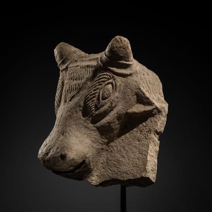 UNE TÊTE DE TAUREAU EN CALCAIRE, RARE ET MONUMENTA