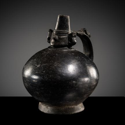 UNA BOTELLA PRECOLOMBINA DE CERÁMICA NEGRA CON BOC