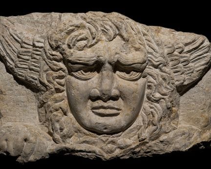UN RELIEVE ICÓNICO Y MONUMENTAL EN PIEDRA CALIZA R