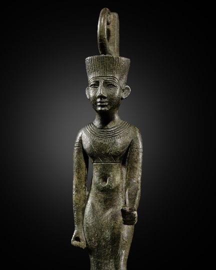UNE STATUETTE EN BRONZE D’EXCEPTION REPRÉSENTANT N