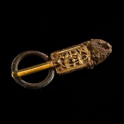 FIBBIA DA CINTURA LOMBARDA IN ORO CON MOTIVO DI “P