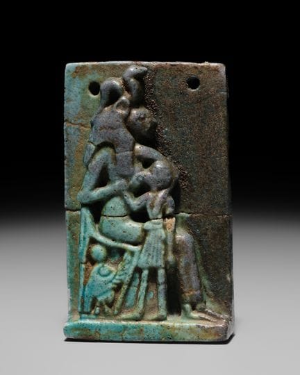 AMULETTE EN FAÏENCE ÉMAILLÉE DE TURQUOISE REPRÉSEN