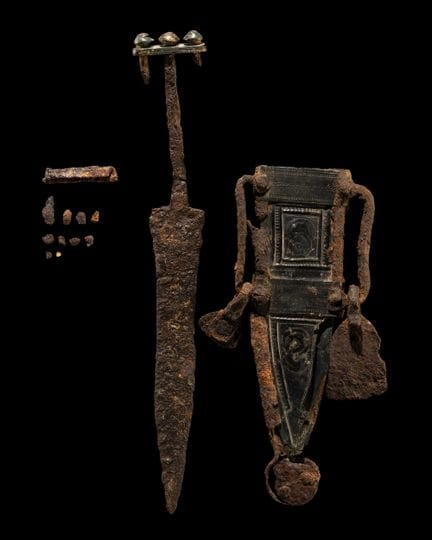 UN PUGNALE DI FERRO CELTIBERO CON FODERO IN BRONZO