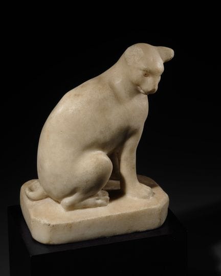 UNA RARA FIGURA DE MÁRMOL DE UN GATO SENTADO, DEL 