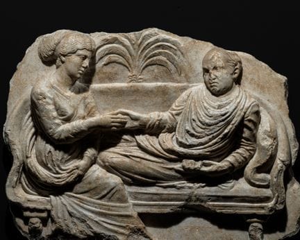 UN RARO RILIEVO IN MARMO DI UN TOGATUS ROMANO CON 