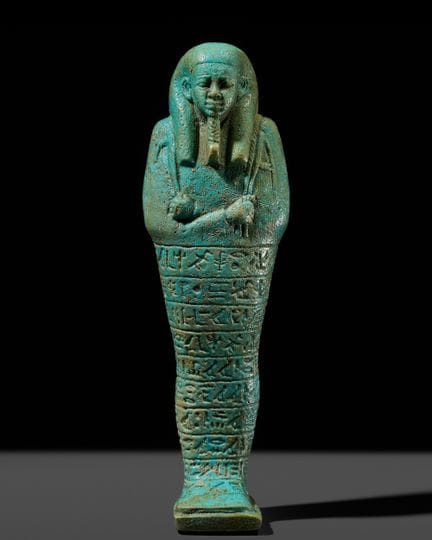 UN SUPERBE SHABTI EN FAÏENCE REPRÉSENTANT LE TRÉSO