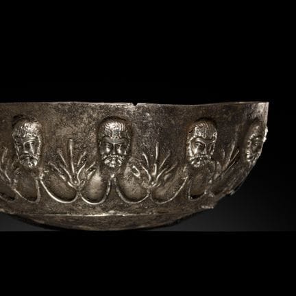 UNA GRANDE CIOTOLA D'ARGENTO SASANIDE, V-VII SECOL