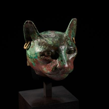 TÊTE DE CHAT EN BRONZE ÉGYPTIEN, PÉRIODE TARDIVE


