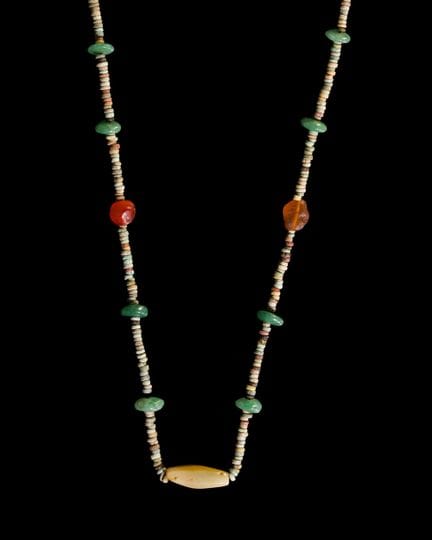 COLLIER ÉGYPTIEN ORNÉ DE PERLES EN FAÏENCE MULTICO