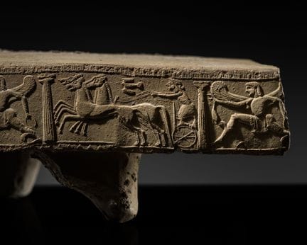UN TRÈS GRAND FRAGMENT DE TERRE CUITE PROVENANT DU