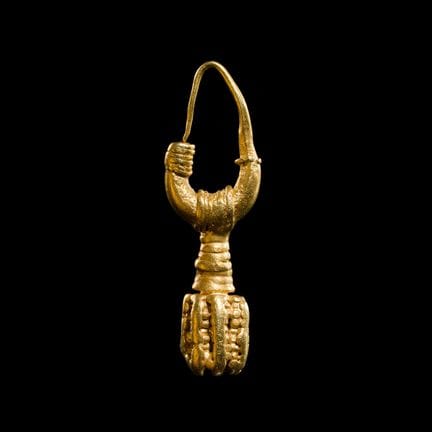 UN PREGIOSO ORECCHINO ROMANO IN ORO CON PENDENTE G