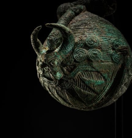 UNA RARA CAMPANA IN BRONZO A FORMA DI “BUFALO”, CU