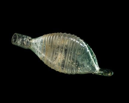 FIALETTA ROMANA A FORMA DI PESCE IN VETRO VERDE, I